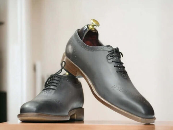 Expertly crafted with genuine leather, our Bespoke Men's Grey Formal Shoes showcase a classic brogue toe design. With their elegant appearance and superior quality, these shoes will elevate any formal outfit. Experience the comfort and sophistication of bespoke craftsmanship with our leather shoes.