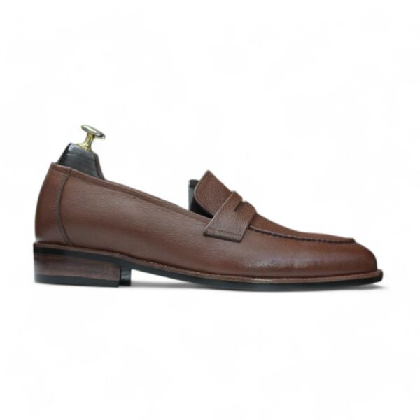 Side Profile: Elegant men’s brown leather loafers with a classic silhouette.