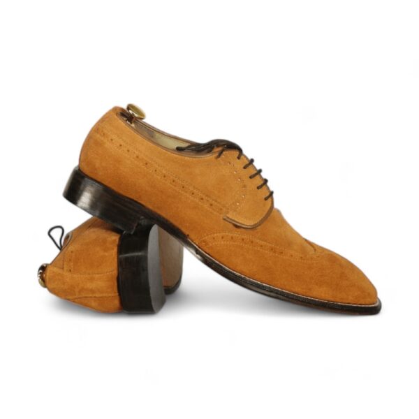 Expertly crafted with a hand-stitched design, these stylish men's tan wing tip lace-up shoes are a must-have for any fashion-forward gentlemen. Made from high-quality suede, these designer shoes offer both style and comfort, making them the perfect addition to any wardrobe.