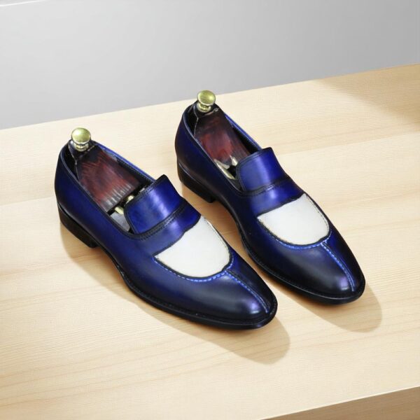 Elegant men’s loafers in white and navy leather, perfect for casual and formal wear.